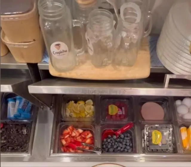 Le bar à garnitures en inox : fraises, bleuets, citrons, et les pots Mason Crepichu au-dessus