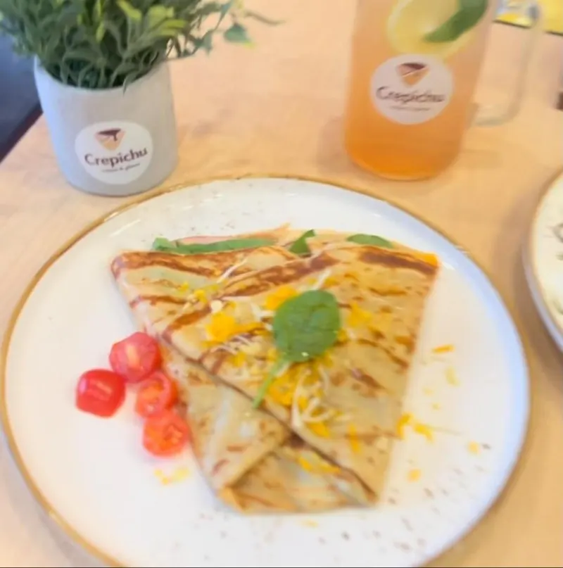 Crêpe salée au fromage avec tomates cerises, et une limonade Crepichu