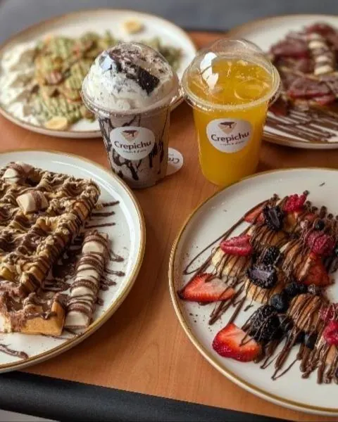 Gaufre au chocolat, crêpe aux petits fruits, milkshake et jus d'orange